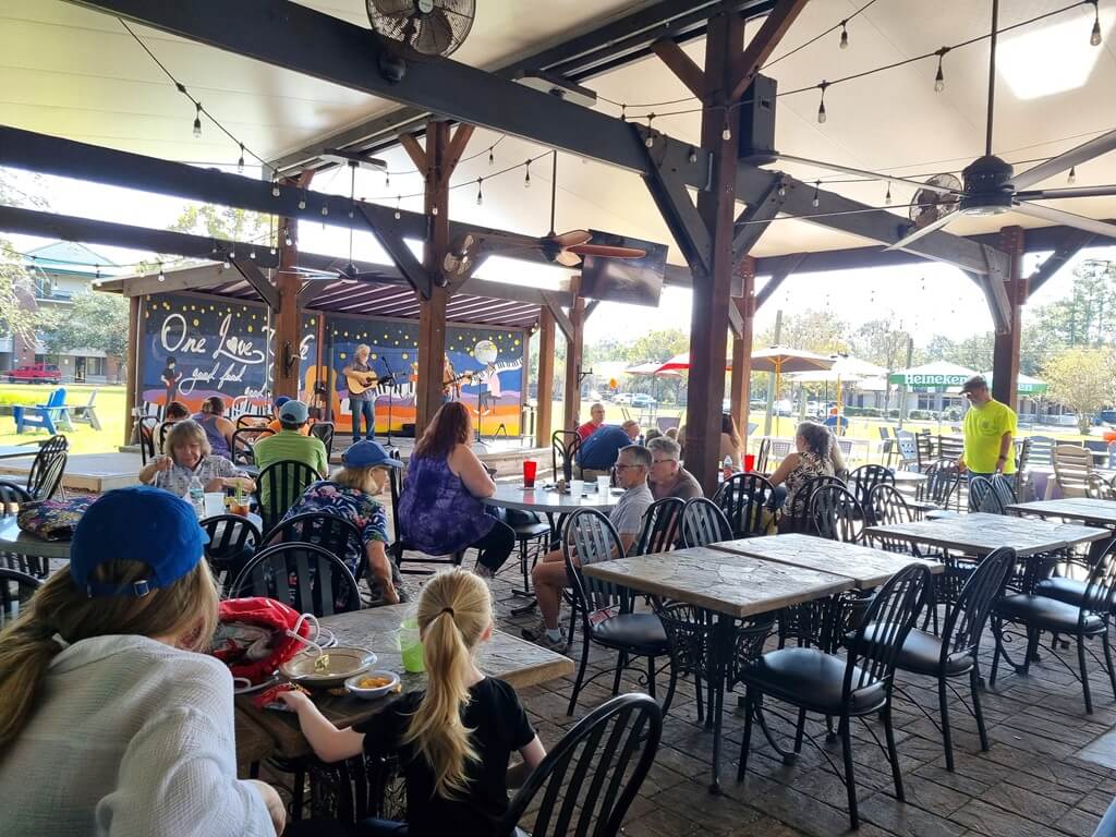 Bij One Love Cafe in Gainesville kun je heerlijk relaxen en luisteren naar livemuziek