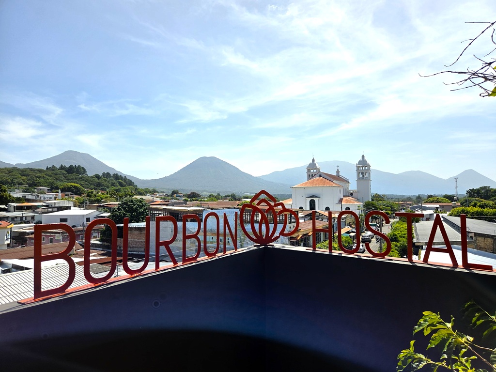 Vanaf het Bourbon Hostel heb je een mooi uitzicht over Juayua