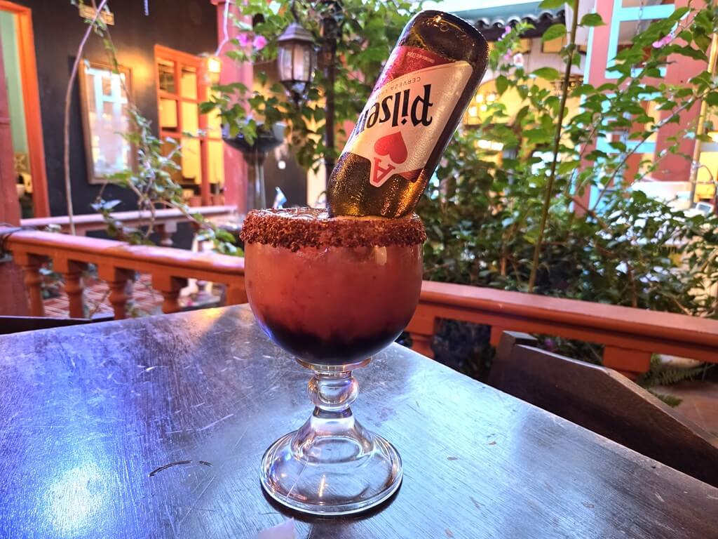 De Mexcaanse biercocktail Michelada kun je overal in El Salvador krijgen