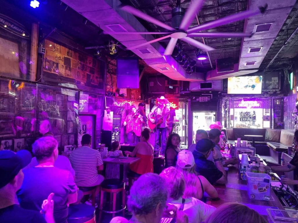 Livemuziek op broadway in Nashville is een must tijdens je stedentrip