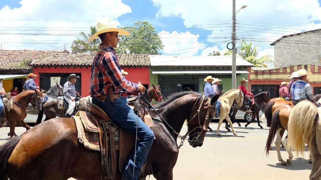 Cowboys zie je overal op straat in El Salvador