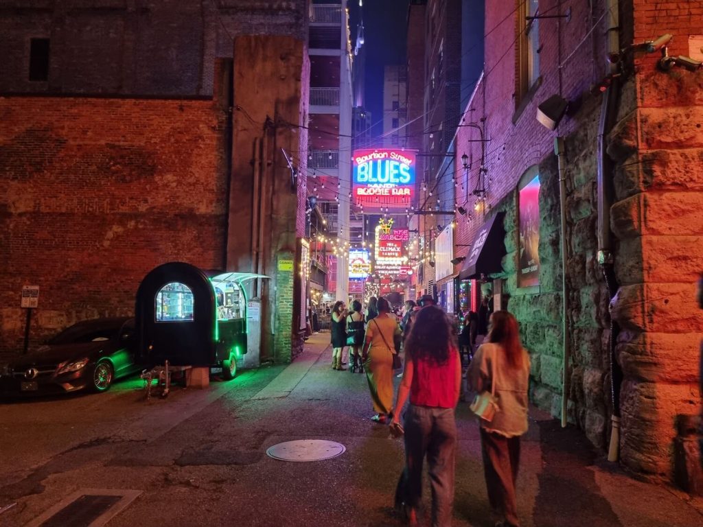 Printers alley is de leukste plek in het centrum van Nashville