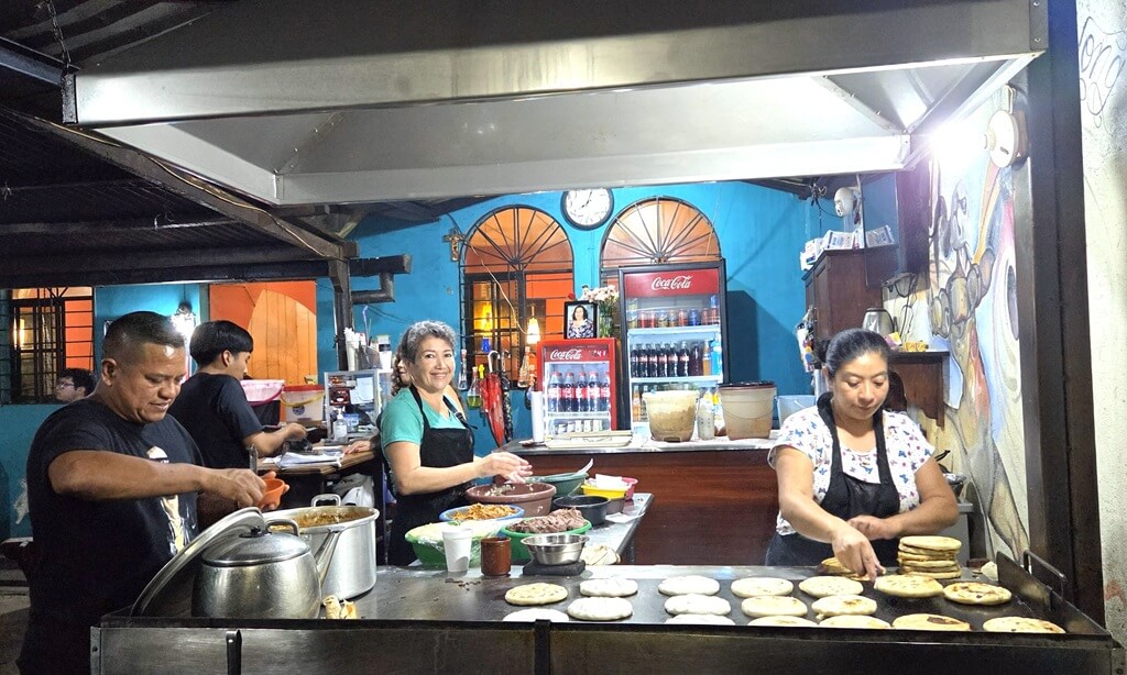 Het beste eet je bij een pupuseria in El Salvador