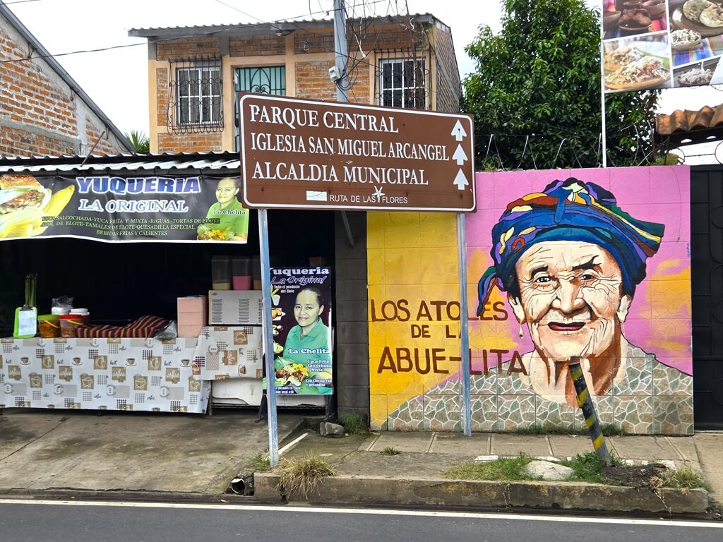 De dorpjes langs de Ruta de las Flores hebben veel murals en streetart