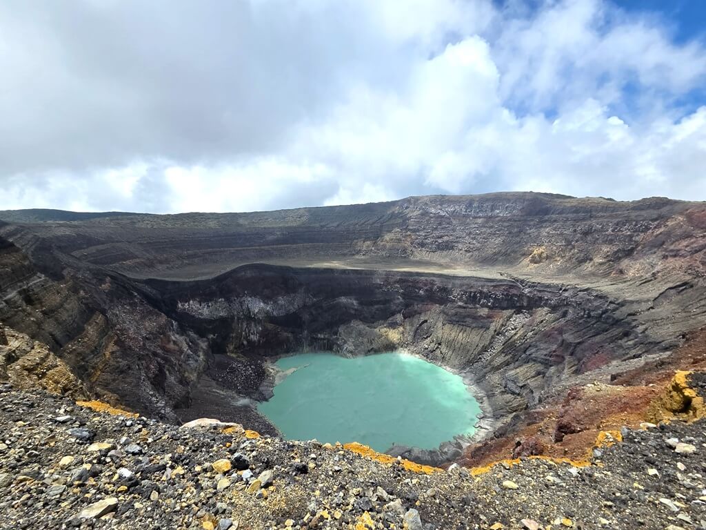 Het blauwe meer op de top van de Santa Ana vulkaan in El Salvador