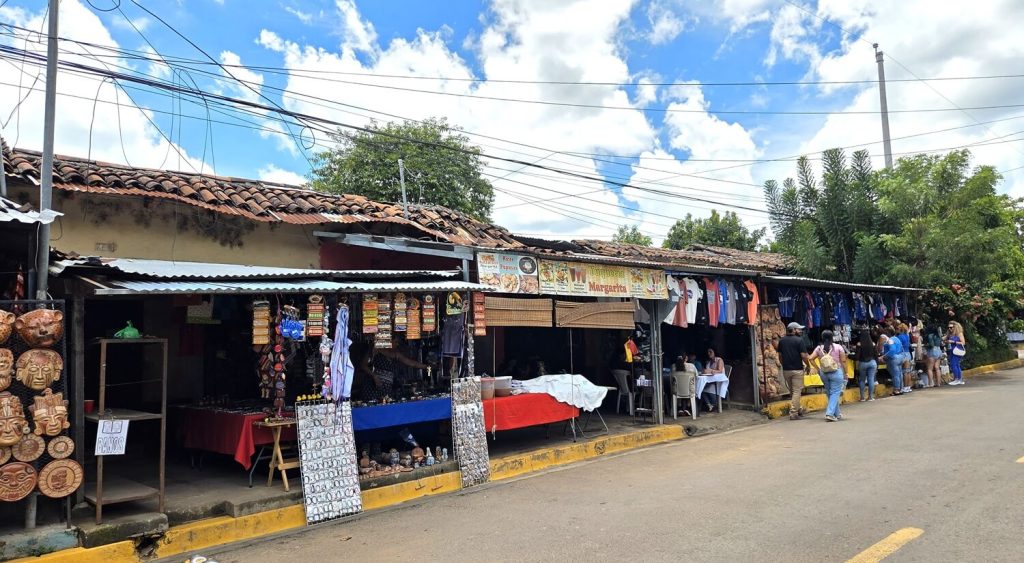 Eet heerlijk streetfood in een yuqueria in El Salvador