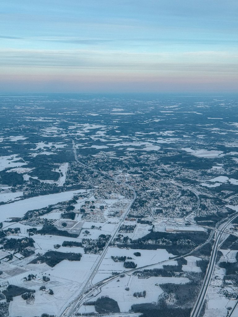 Uitzicht vanuit het vliegtuig over winters Finland