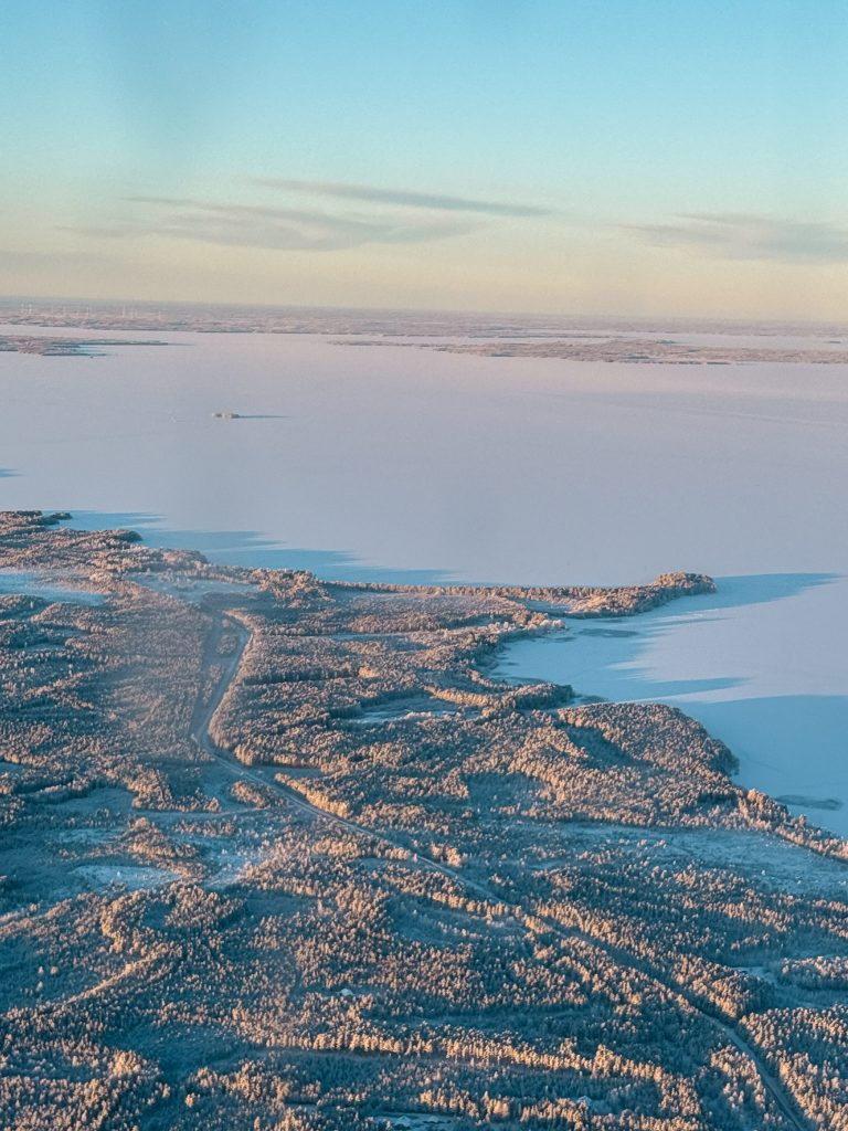 Uitzicht vanuit het vliegtuig over winters Finland