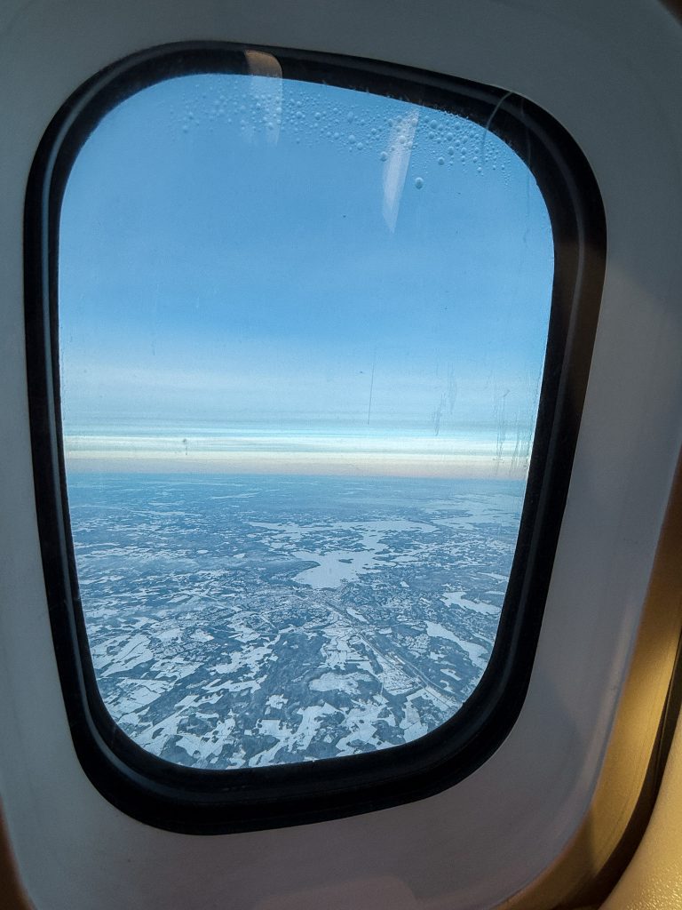 Uitzicht vanuit het vliegtuig over winters Finland
