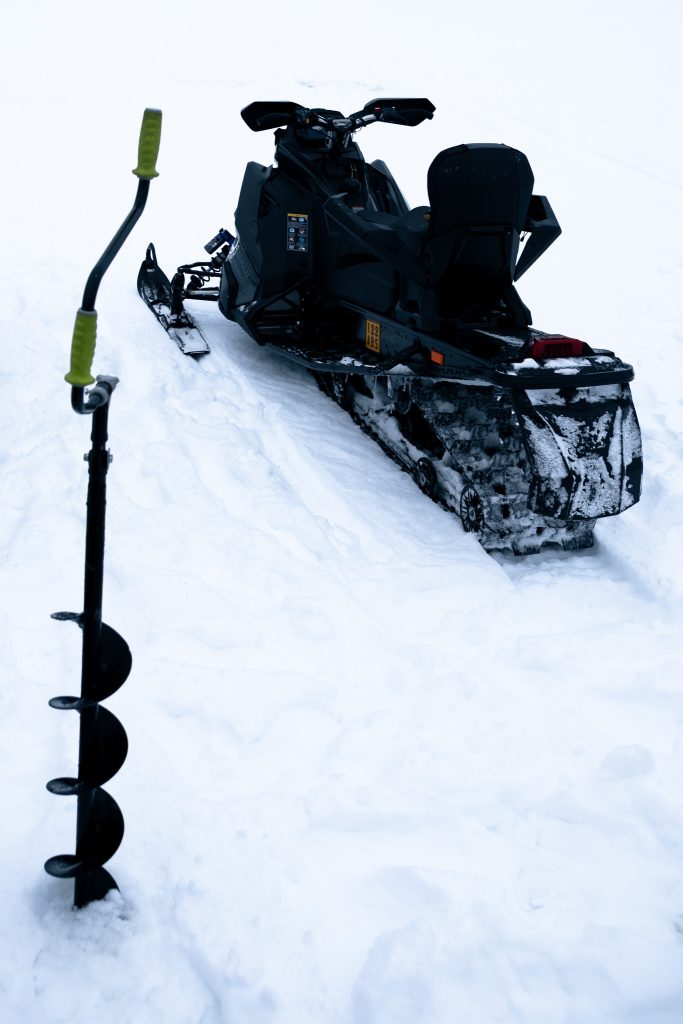 Met de sneeuwscooter ijsvissen