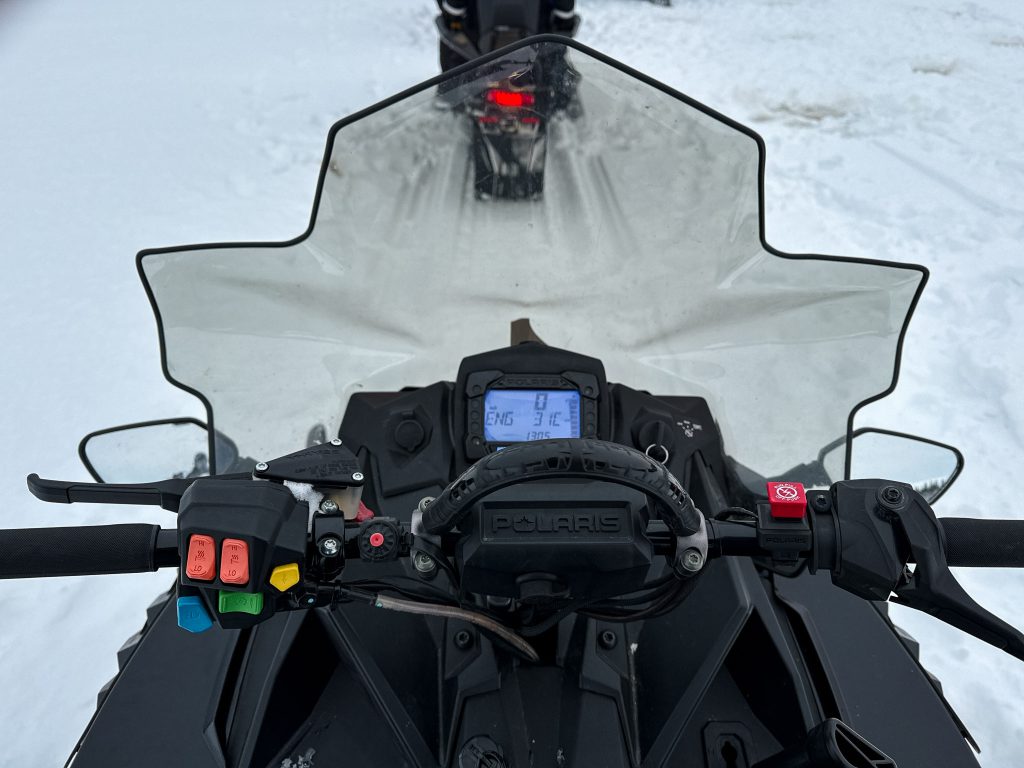 Dashboard van de sneeuwscooter in Finland