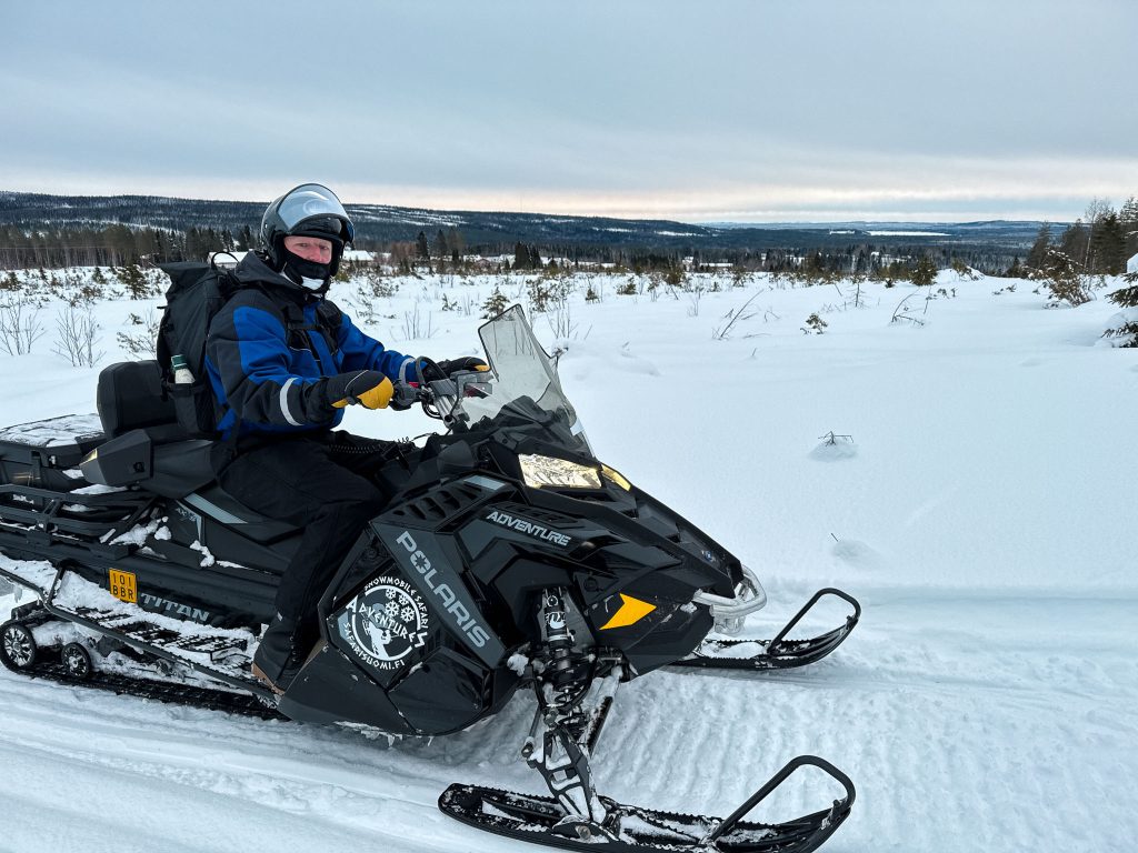 Rijden op de sneeuwscooter in Finland