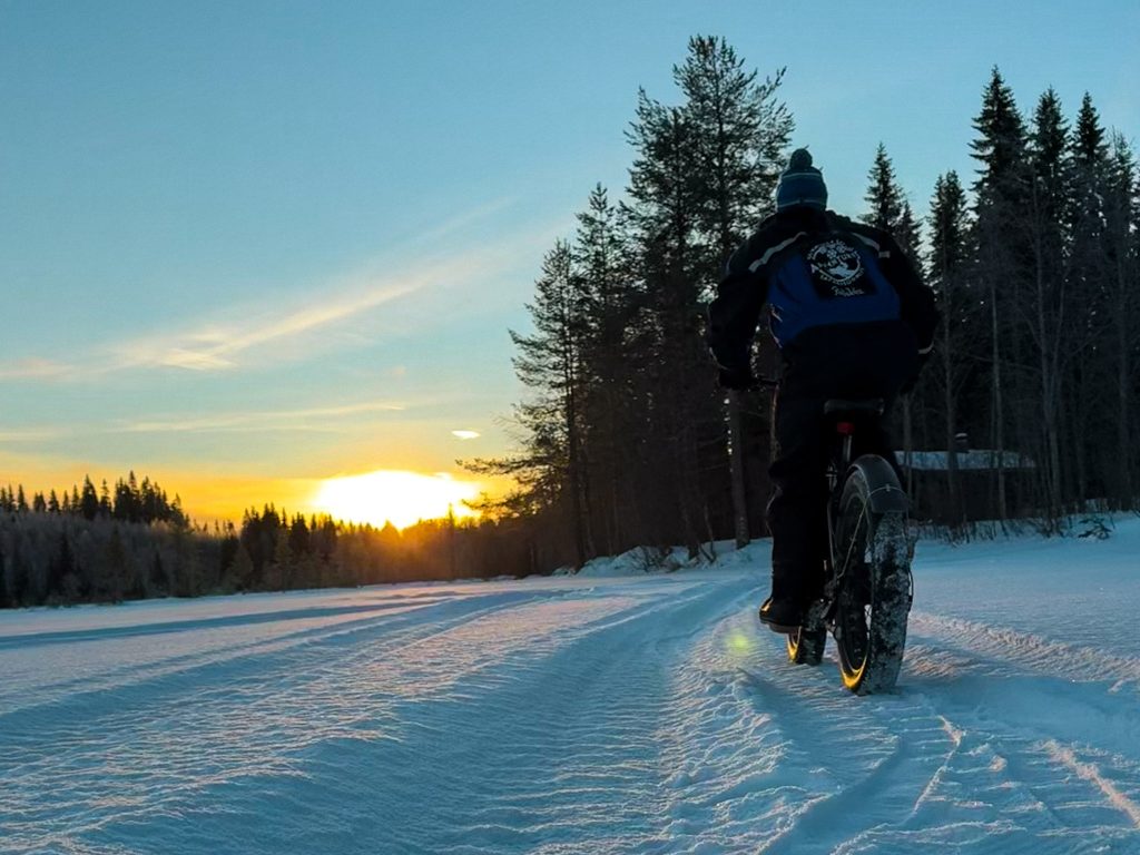 Fatbiken over een meer in Finland