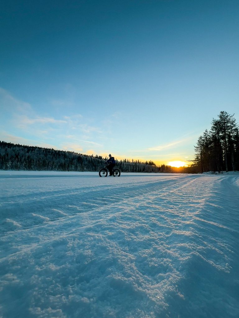 Fatbiken over een meer in Finland