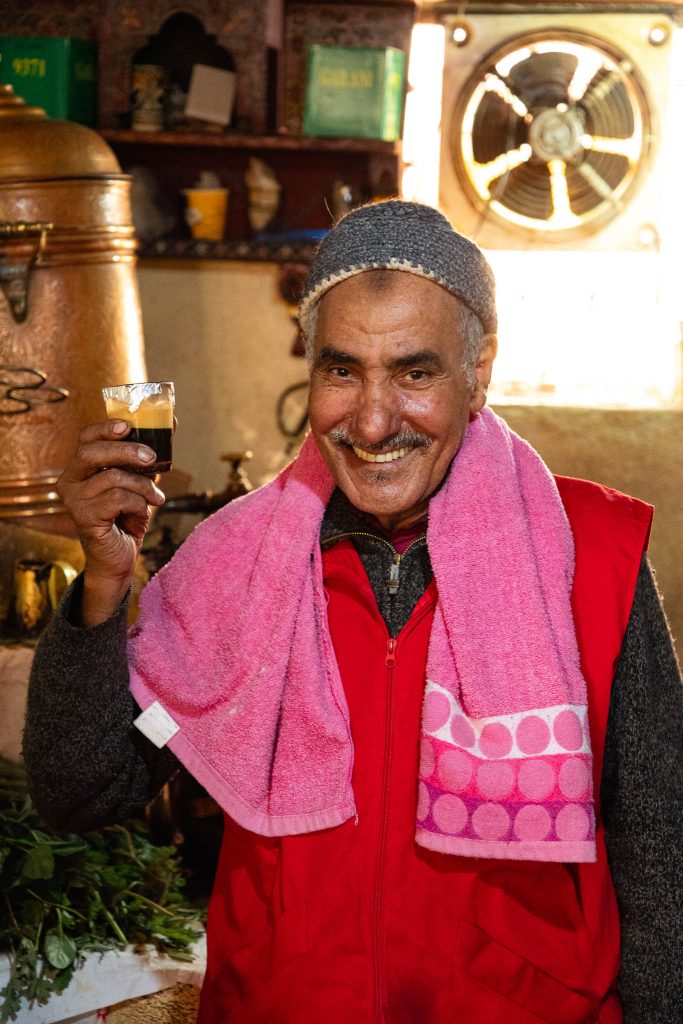 Adbul met een kopje koffie in de medina van Fez