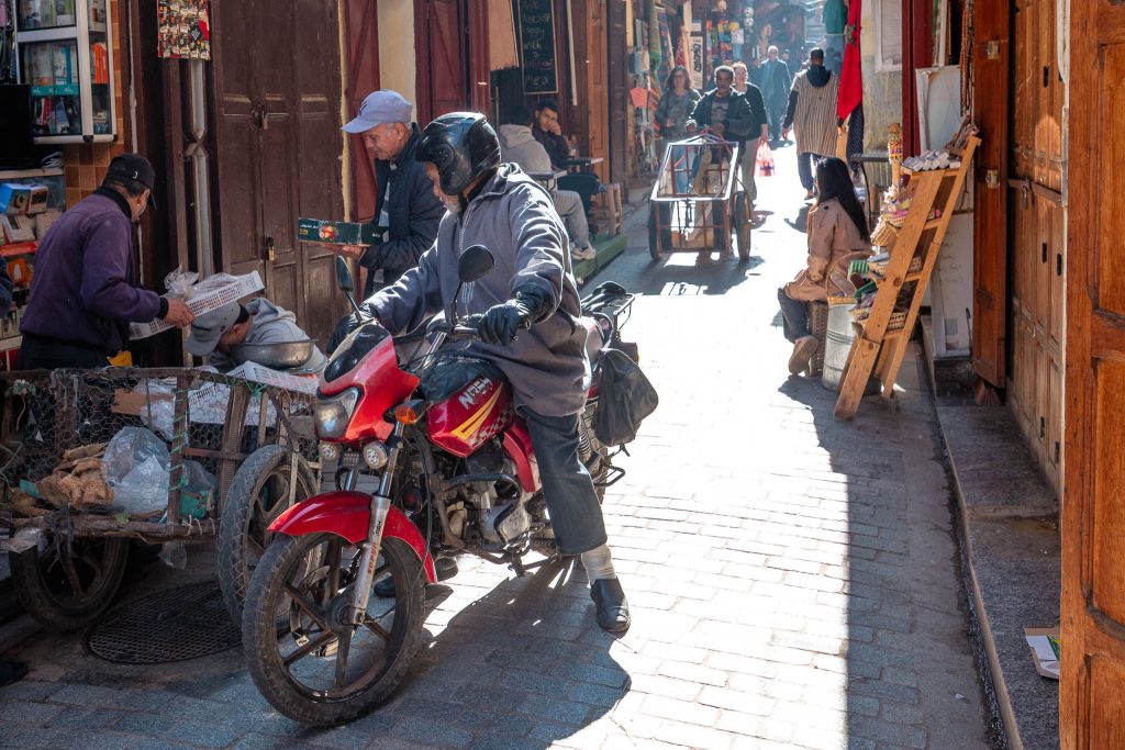 Brommer in de medina van Fez