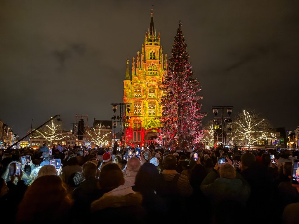 Het stadhuis op de Markt Gouda tijdens Gouda bij kaarslicht
