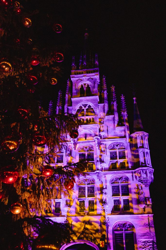 Het stadhuis op de Markt Gouda tijdens Gouda bij kaarslicht