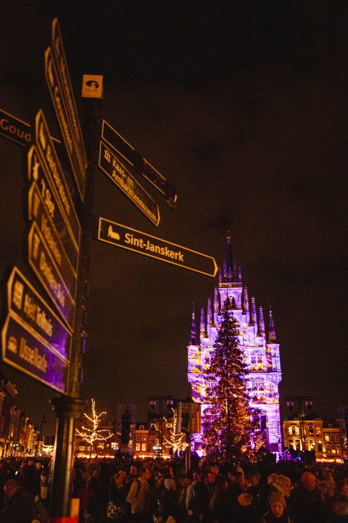 Het stadhuis op de Markt Gouda tijdens Gouda bij kaarslicht