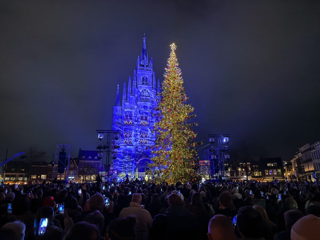 Het stadhuis op de Markt Gouda tijdens Gouda bij kaarslicht
