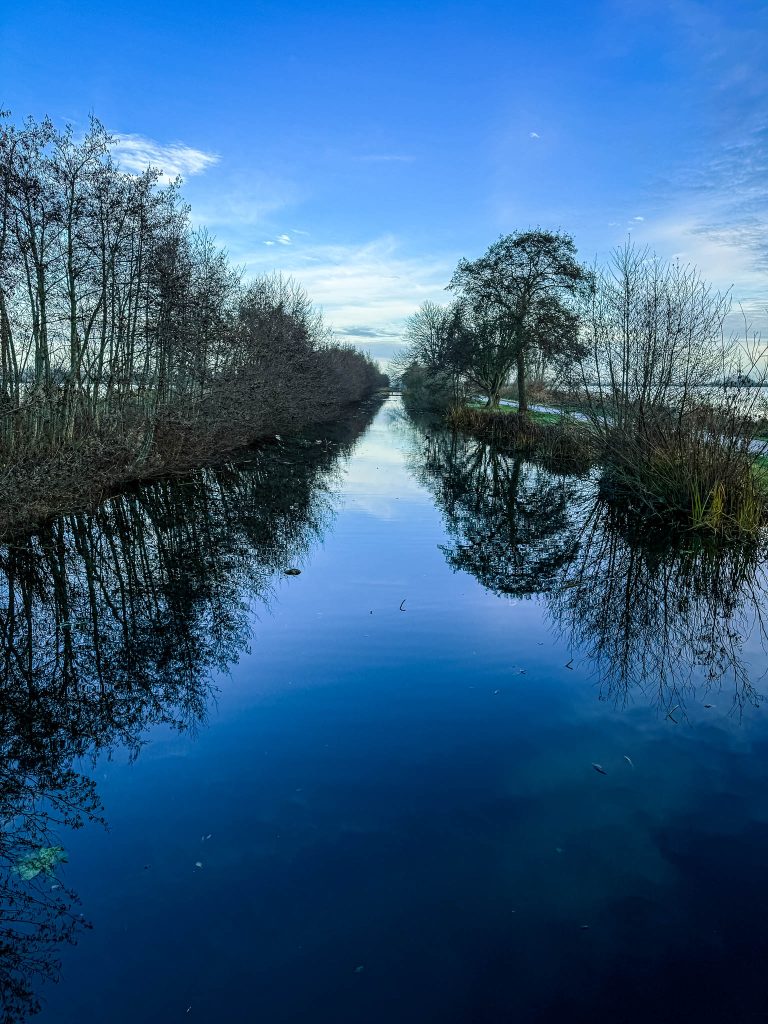 Lange rechte geulen bij de Reeuwijkse Plassen