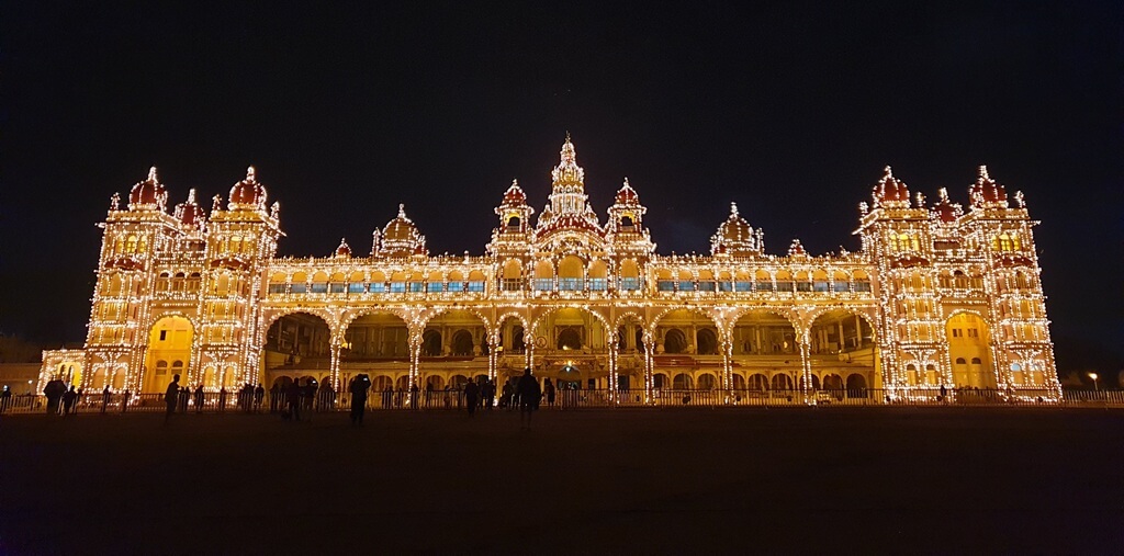Mysore Palace licht in de nacht helemaal op
