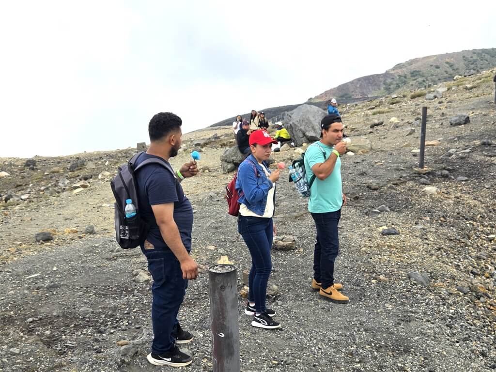 Boven op de Santa Ana vulkaan kun je ijs kopen