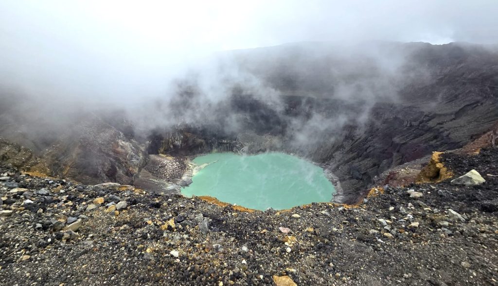 Op de top van de Santa Ana vulkaan word je beloont met een blauw kratermeer