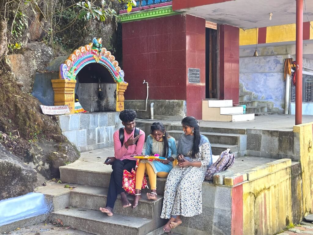 De rustige sfeer bij een tempel in India