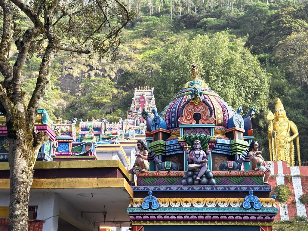 De kleurrijke tempels in India liggen vaak op mooie plekken