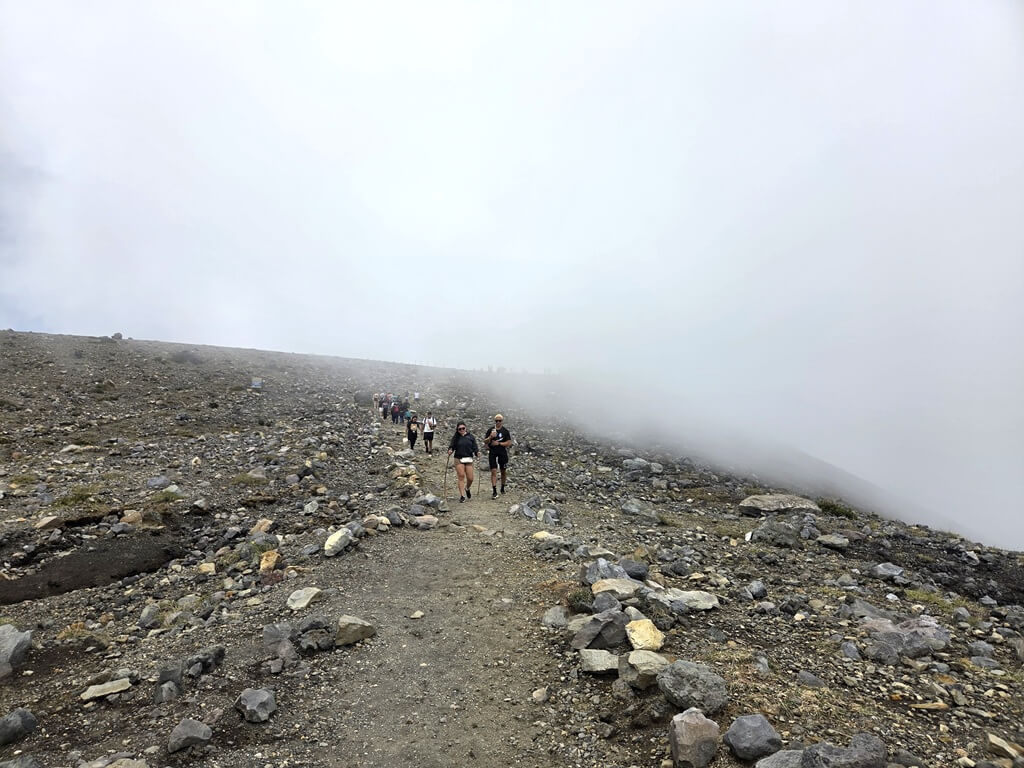 Bereid je goed voor op wisselende weersomstandigheden tijdens je hike naar de top van de vulkaan