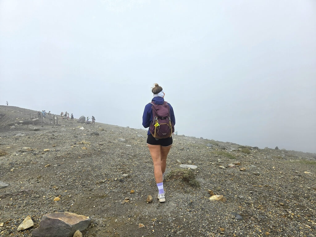 Op de top van de vulkaan kan het flink mistig worden