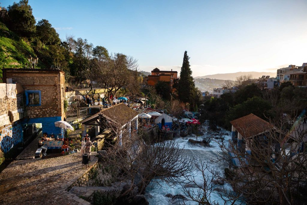 Op weg naar de Spaanse Moskee voor de zonsondergang in Chefchaouen