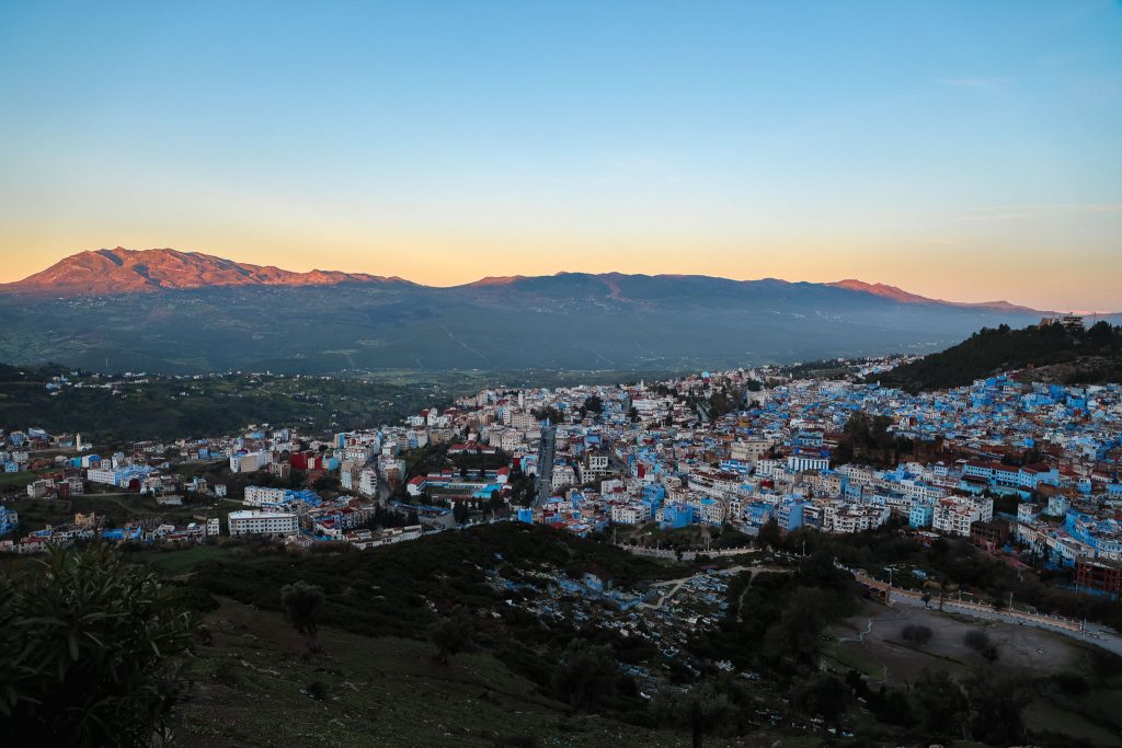 Uitzicht bij de Spaanse Moskee op de zonsopgang in Chefchaouen