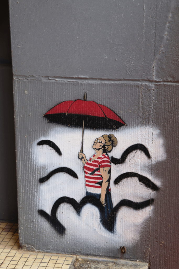 Mini street art 'de baden van Oostende'.