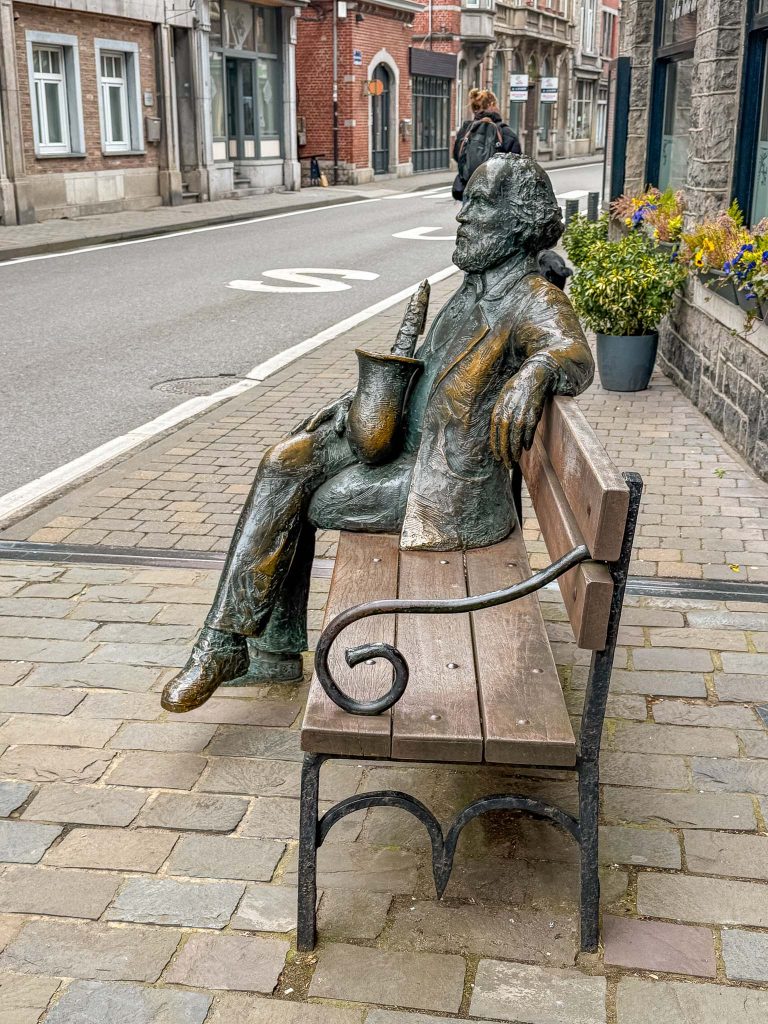 Bankje van Adolphe Sax in Dinant