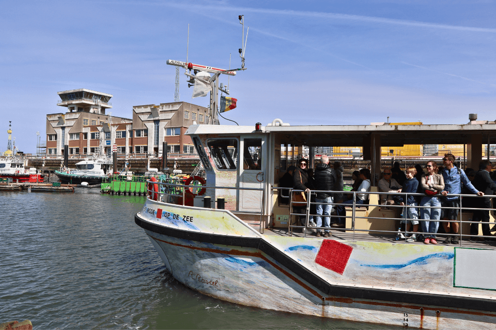Een gratis veerpontje brengt je van het centrum van Oostende naar de Oostoever
