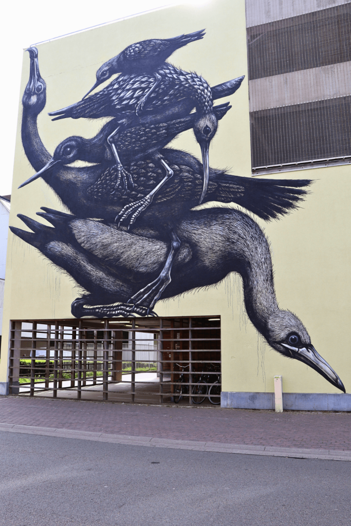 Een muurschildering van ROA in Oostende