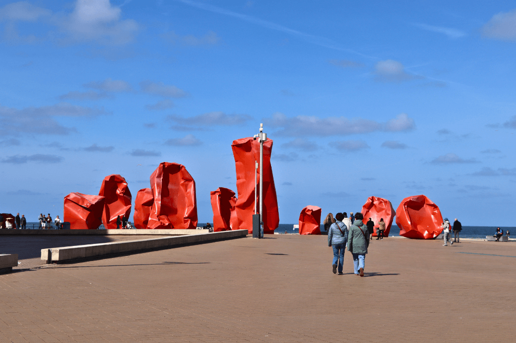 Sommige kunst in Oostende is een gevalletje 'you love it or you hate it'. De knalrode beeldengroep Rock Strangers op de boulevard is daar een voorbeeld van.