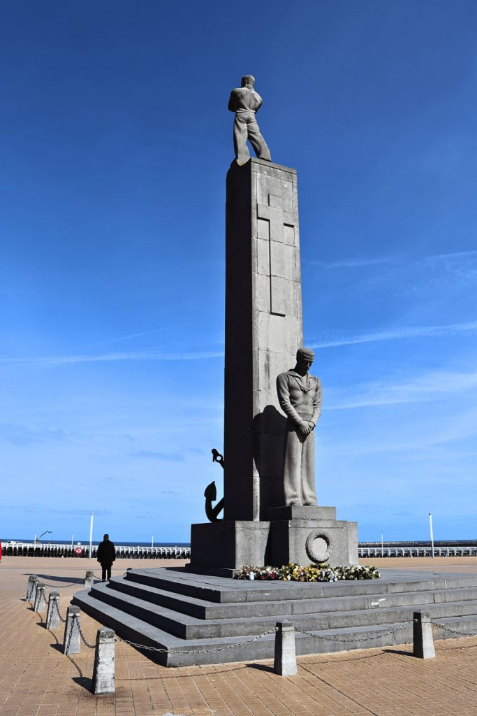 Monument op het Zeeheldenplein in Oostende