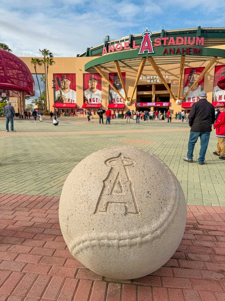 Ingang Angel stadium voor een baseball wedstrijd
