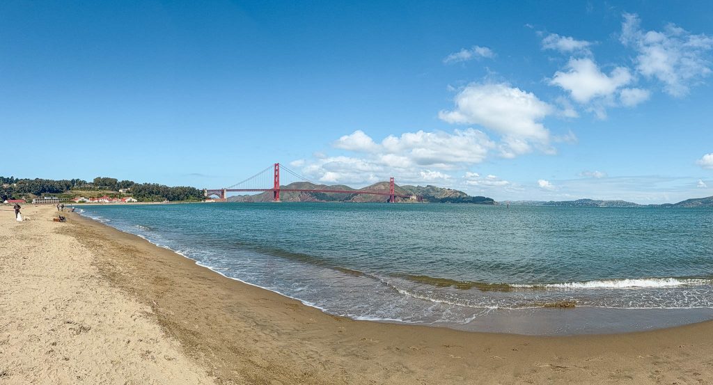 Golden Gate Bridge in de verte