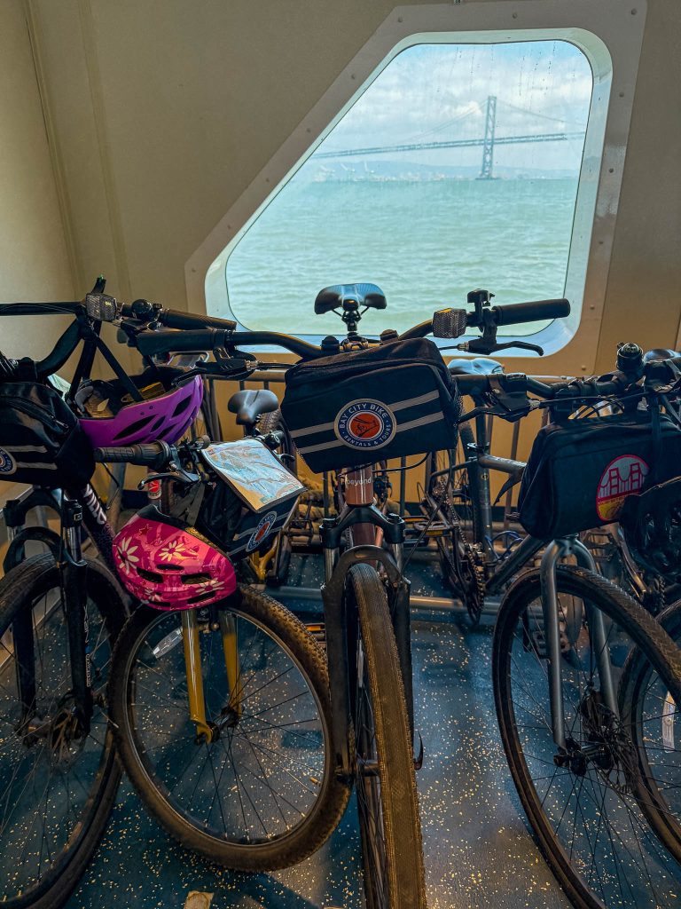 Fietsen op de ferry na oversteek Golden Gate Bridge