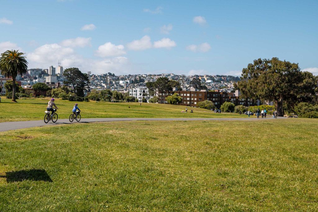 Fietsen op weg naar de Golden Gate Bridge door Mason Park