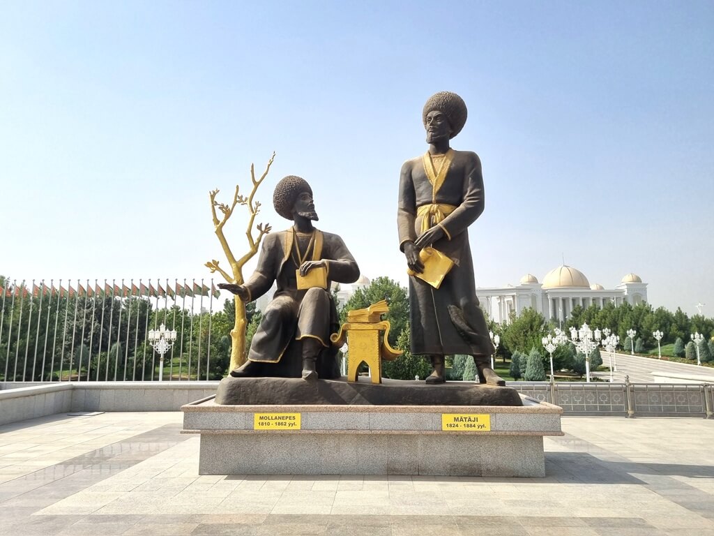 De gouden beelden van Ashgabat