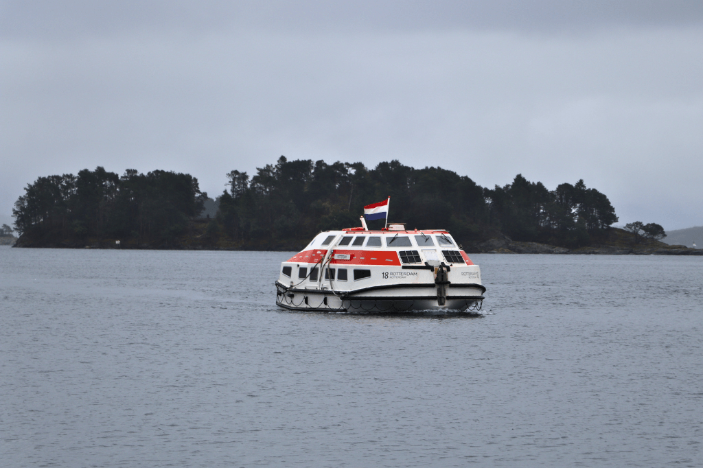 Tenderen wil zeggen dat je met kleine bootjes aan land wordt gebracht