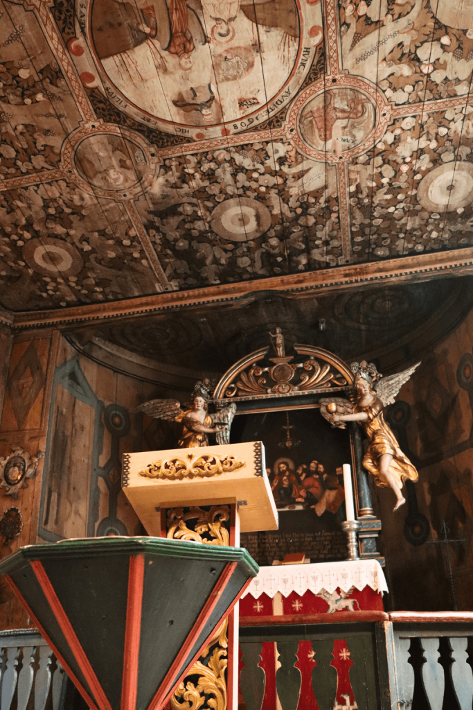 Het interieur van de staafkerk van Lom