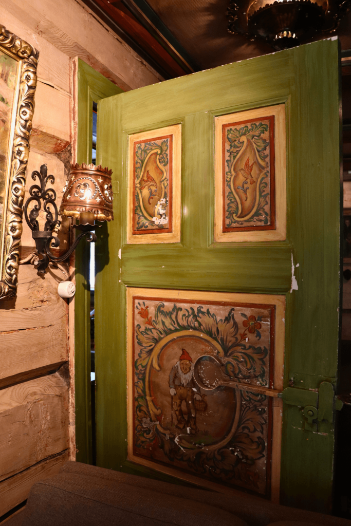 Elseveter Arts and Culture Hotel heeft prachtige details zoals houtsnijwerk
