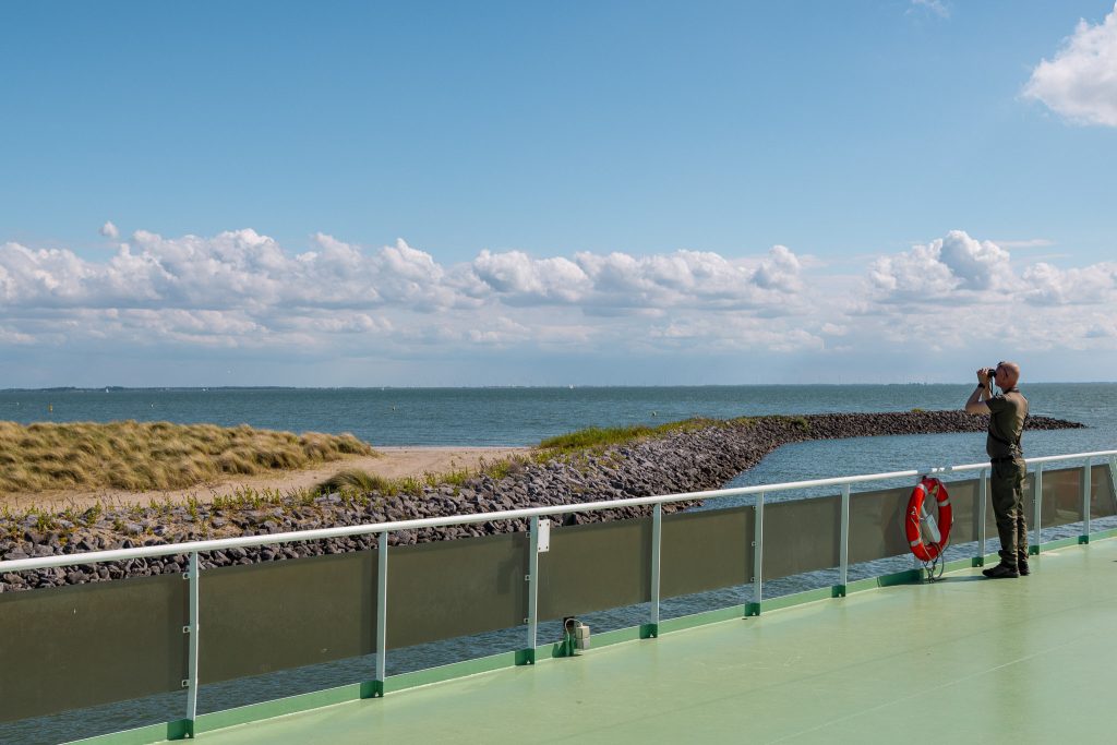 Kijken naar vogels op Marker Wadden