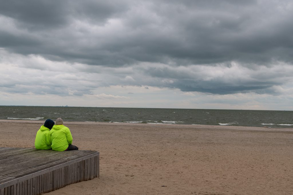 Regenwolken boven de Marker Wadden